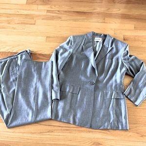 Kasper Women’s pant suit, silver grey, lined sz16.